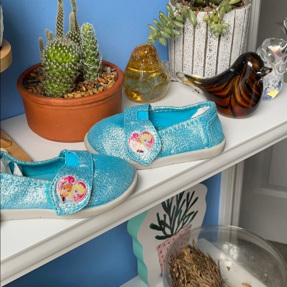 🎀Super cute Frozen Velcro slip on shoes🎀 - Picture 2 of 7